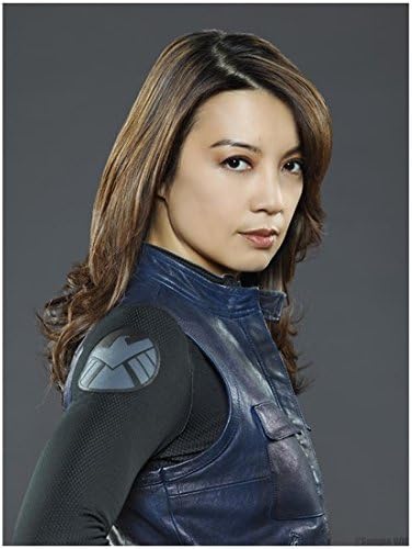 Agenti S. H. I. E. L. D. fotografija Ming-Na venu crni kožni prsluk preko sive košulje s logotipom na ramenu na sivoj pozadini.