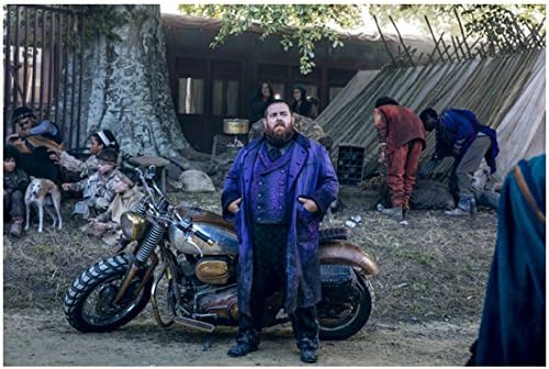 U televizijskoj seriji Badlands, Nick Frost stoji ispred motocikla u plavom prsluku i kaputu, fotografija od 8 do 10 inča, HD